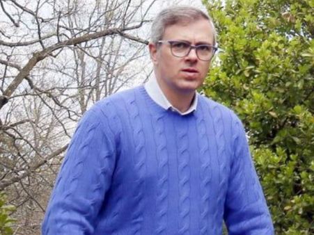 મહેબુબા મુફ્તીના રાજીનામાં પછી રાજ્યપાલને મળવા પહોંચ્યા ઉમર અબ્દુલ્લા