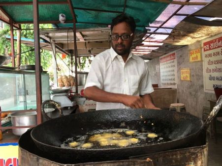 પીએમ મોદીની વાત સાંભળી વડોદરાના કોંગ્રેસી કાર્યકર્તાએ પકોડાની દુકાન ખોલી, જોરદાર ચાલ્યો ધંધો