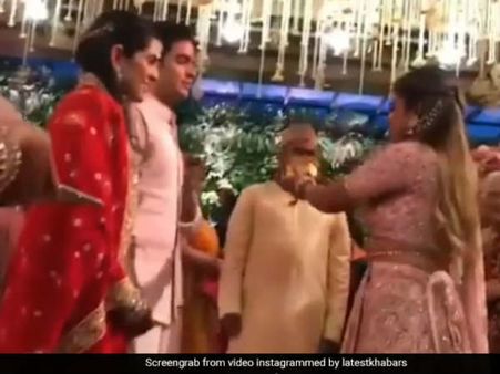 Video: પ્રી-એન્ગેજમેન્ટ સેરેમનીમાં ભાભી શ્લોકા નણંદ ઈશા અંબાણીના પગે લાગી