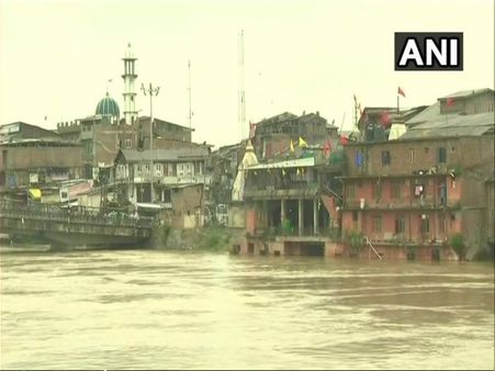 ઝેલમ 13.34 ફૂટ ખતરાના નિશાનથી ઉપર 