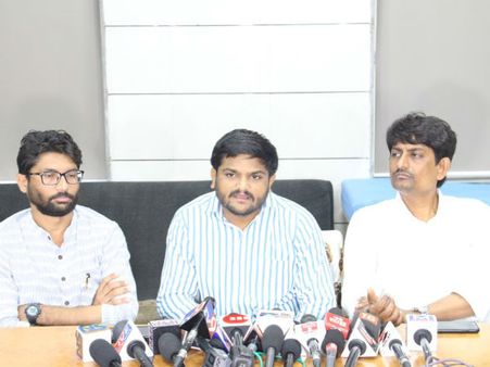 લઠ્ઠાકાંડના નામે રાજકારણઃ ગાંધીનગરમાં યુવા ત્રિપૂટીએ કરી કરી જનતા રેડ