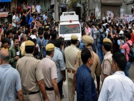 રવિવારે સવારે તે રીતે જ લટકતી મળી લાશો