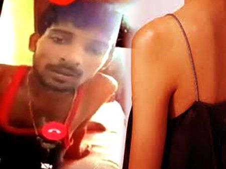 આરોપી યુવક પોતાને ગોળીથી ઉડાવવાની ધમકી આપી રહ્યો છે આરોપી યુવક પોતાને ગોળીથી ઉડાવવાની ધમકી આપી રહ્યો છે