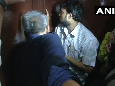 પોલીસે આખા વિસ્તારને ઘેર્યો પોલીસે આખા વિસ્તારને ઘેર્યો