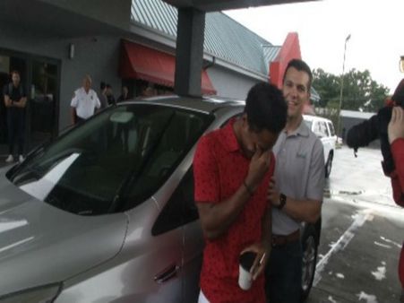 નોકરીના પહેલા દિવસે 14 માઇલ ચાલીને ઓફિસ પહોંચ્યો, બોસે ગિફ્ટમાં આપી પોતાની કાર