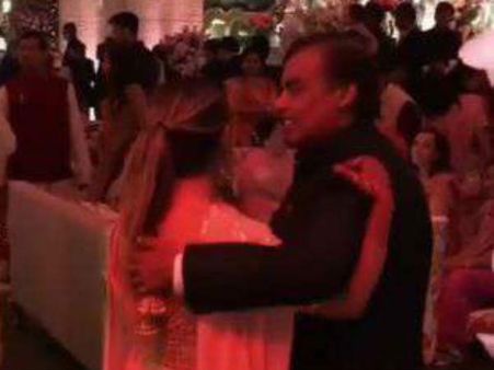 Video: પુત્રની સગાઈમાં પુત્રી માટે ભાવુક થયા નીતા-મુકેશ અંબાણી