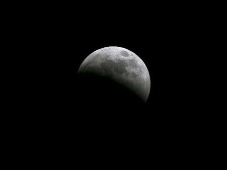 દરેક પળે બદલાતુ ચંદ્રનુ રૂપ