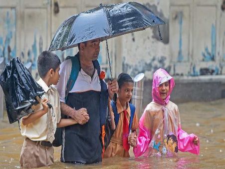 ભારે વરસાદને કારણે મુંબઈ પર લાગ્યો બ્રેક, સ્કૂલ અને કોલેજ બંધ