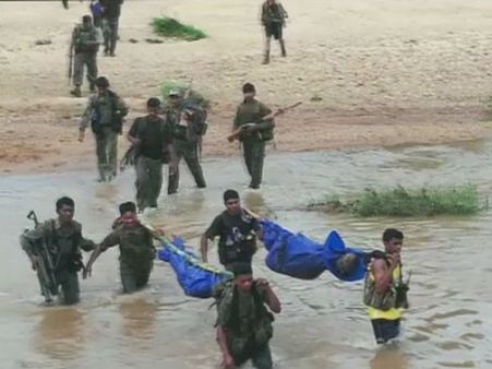 એન્કાઉન્ટર પછી 8 નક્સલીઓની લાશ લઈને પાછા ફર્યા સુરક્ષાકર્મીઓ