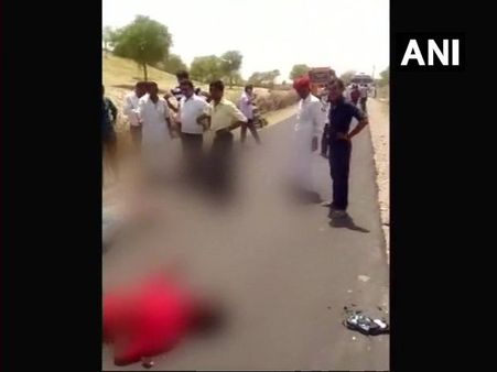 લોહીથી લથપથ બે યુવક તડપતા રહ્યા, સેલ્ફી લેવા લાગ્યા લોકો