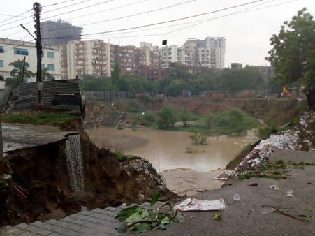 સ્થાનીય લોકોએ બિલ્ડરને જવાબદાર ગણાવ્યો સ્થાનીય લોકોએ બિલ્ડરને જવાબદાર ગણાવ્યો