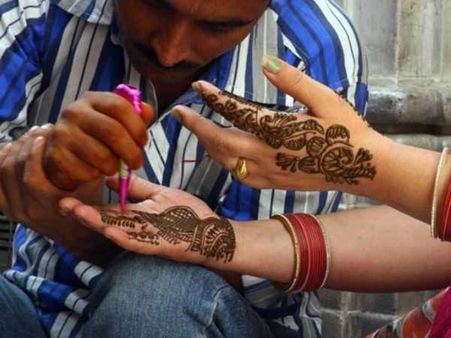 ‘બજારમાં બેસીને પર પુરુષના હાથે મહેંદી લગાવવી ગુનો અને બેશરમી'