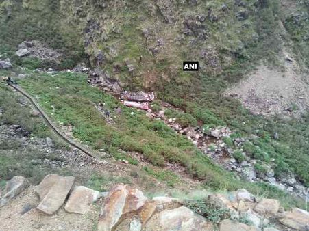 80 મીટર ઊંડી ખતરનાક ખાઈમાં પડી