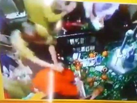 Video: કાશી વિશ્વનાથ મંદિરમાં પોલીસકર્મીનો મહિલા સાથે દુર્વ્યવહાર