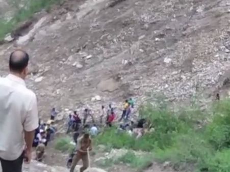 ઋષિકેશ-ગંગોત્રી હાઈવે પર ખીણમાં બસ પડતા 10 ના મોત, 9 ઘાયલ