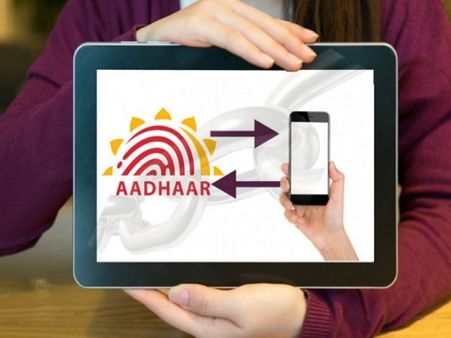 સોશિયલ મીડિયા પર UIDAI ના હેલ્પલાઈન નંબરનો વિવાદ 