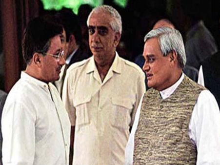 જ્યારે વિદેશમંત્રી બન્યા વાજપેયી તો નહેરુનો ફોટો અંગે કહી આ વાતો