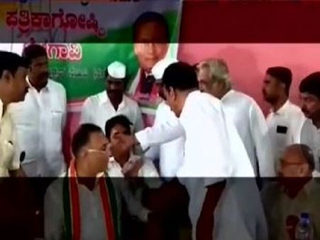 Video: જયારે સીટ માટે મંચ પર એકબીજા સાથે લડ્યા કોંગ્રેસ નેતા