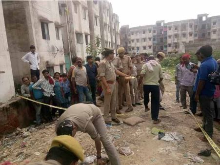 ચોથા માળેથી ત્રણ બાળકીઓને ફેંકી, માતાની હત્યા કરી