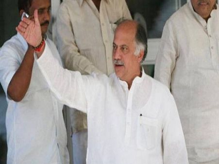 વિદ્યાર્થી નેતાના રૂપે રાજકારણમાં પ્રવેશ