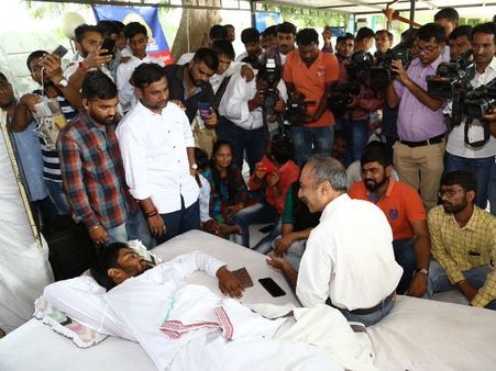 હાર્દિકને મળ્યા પૂર્વ IPS અધિકારી સંજીવ ભટ્ટ, પોલીસથી જતાવી નારાજગી