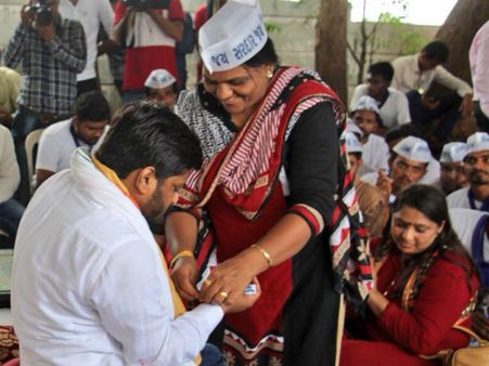 બહેનોએ રાખડી બાંધી