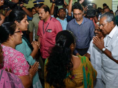 કેરળઃ રાહત શિબિરોમાં સીએમ પર લોકોનો ગુસ્સો, શિબિરમાં સાપ છે પણ ભોજન-પાણી નથી