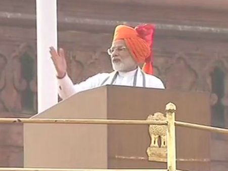 લાલ કિલ્લા પર પીએમ મોદીએ સંભળાવી કવિતા, ‘અંબર સે ઉંચા જાના હે'