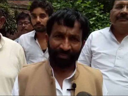 સપા નેતાનું વિવાદિત નિવેદન, અમર સિંહને દલાલ ગણાવ્યો