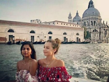 વેનિસમાં મસ્તી કરી રહી છે