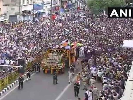 અંતિમ યાત્રામાં ઉમટ્યો જનસૈલાબ