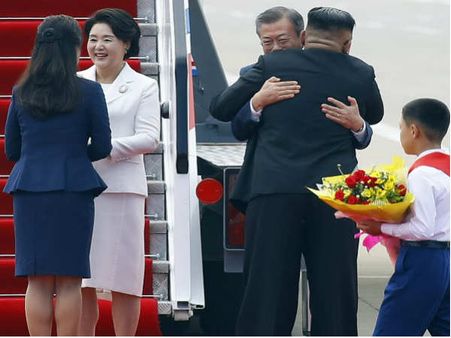 ગળે મળ્યા બે કોરિયાઈ નેતાઃ જાણો આ વખતે શું ઈચ્છે છે કિમ અને મૂન