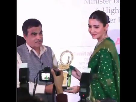 અનુષ્કા શર્માને નીતિન ગડકરીના હસ્તે સ્મિતા પાટિલ મેમોરિયલ એવોર્ડ