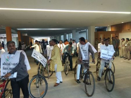 કોંગ્રેસના ધારાસભ્યોની સાઇકલ રેલી