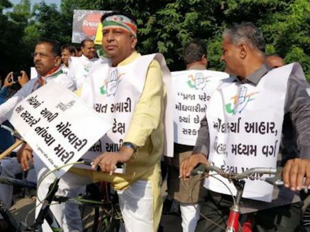 ગાંધીનગરઃ મોંઘવારીના વિરોધમાં કોંગ્રેસના ધારાસભ્યોએ કાઢી સાઇકલ રેલી