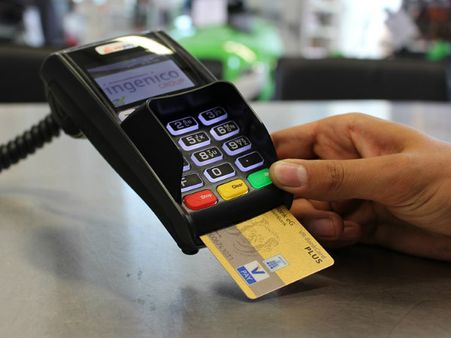 ડેબિટ અને ક્રેડિટ કાર્ડ ફીઝ ડેબિટ અને ક્રેડિટ કાર્ડ ફીઝ