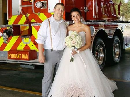 લોકોને બચાવવા માટે પોતાના લગ્ન અડધા છોડી પહોંચ્યો આ ફાયરફાઈટર, પત્નીની પણ થઇ રહી છે પ્રશંસા