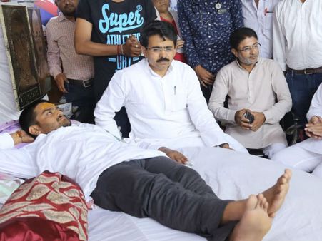 રાજીવ સતવ હાર્દિકને મળવા આવ્યા રાજીવ સતવ હાર્દિકને મળવા આવ્યા