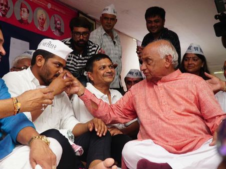 લો બોલો, પરીક્ષામાં પુછાયો સવાલ- હાર્દિકને પાણી કોણે પાયું?