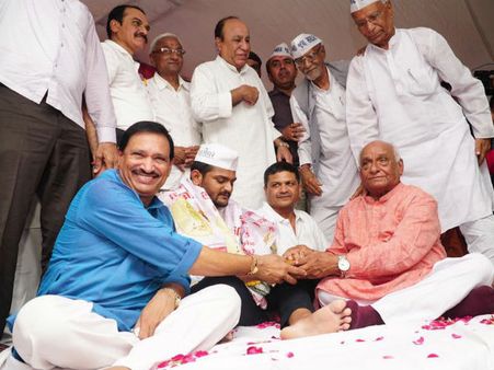 કોણ કોણ મળવા આવ્યા હતા હાર્દિકને કોણ કોણ મળવા આવ્યા હતા હાર્દિકને