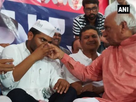 હાર્દિક પટેલે ઉપવાસ તોડ્યો હાર્દિક પટેલે ઉપવાસ તોડ્યો