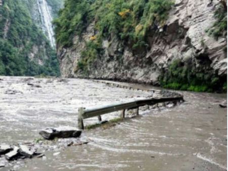 હિમાચલ પ્રદેશમાં ભારે વરસાદથી વિનાશ, રેડ એલર્ટ, શાળા-કોલેજો બંધ