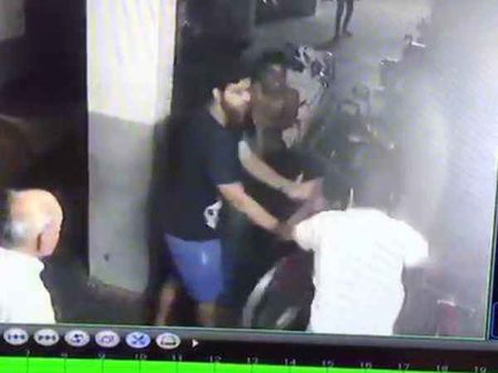 Video: ગાડી પર સ્ક્રેચ પડ્યો તો માલિકે ચોકીદારના દીકરાને મારી નાખ્યો