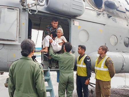 કલેક્ટરને આપ્યા પાંચ હજાર રૂપિયા કેશ કલેક્ટરને આપ્યા પાંચ હજાર રૂપિયા કેશ