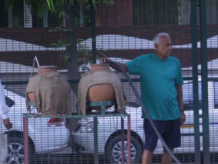 આયરન મેન અને સુપર મેન નહીં પરંતુ દિલ્હીની ગલીઓમાં ફરી રહ્યો છે મટકા મેન