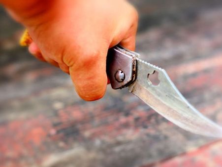 માથું હાથમાં લઈને પોલીસ સામે સરેન્ડર કર્યું માથું હાથમાં લઈને પોલીસ સામે સરેન્ડર કર્યું