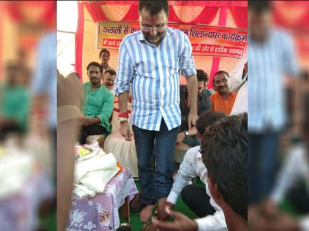 ભાજપી સાંસદના પગ ધોઈ કાર્યકર્તાએ પીધું પાણી, વિવાદ પર બોલ્યા- કૃષ્ણએ પણ ધોયા હતા