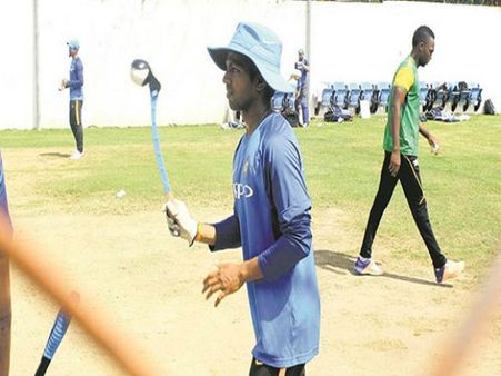 આવી રીતે બેટ્સમેનને પ્રેક્ટિસ કરાવે છે