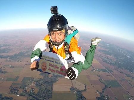 Video: પીએમ મોદીને બર્થડે વિશ કરવા 13000 ફીટ ઉંચાઈએથી આ યુવતીએ લગાવી છલાંગ