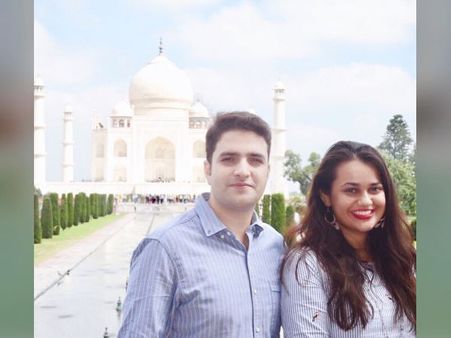 પતિ અતહર સાથે તાજમહેલ જોવા પહોંચી આઈએએસ ટીના ડાબી